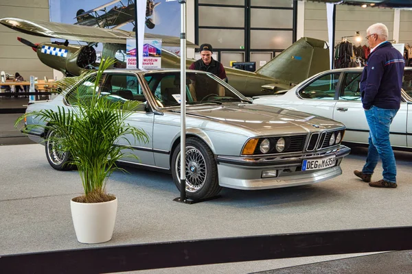 FRIEDRICHSHAFEN - MAYO 2019: cupé plateado BMW E24 M 635 CSi 1983 en Motorworld Classics Bodensee el 11 de mayo de 2019 en Friedrichshafen, Alemania — Foto de Stock