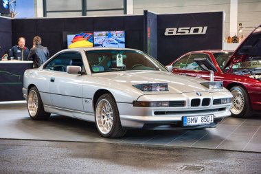 Friedrichshafen - Mayıs 2019: Beyaz fildişi Bmw 8 850 I E31 1990 coupe Motorworld Classics Bodensee Mayıs'ta 11, 2019 Friedrichshafen, Almanya