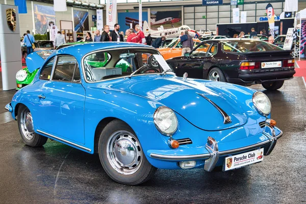 Friedrichshafen-maj 2019: niebieski Porsche 356 1948 Coupe na Motorworld Classics Bodensee w maju 11, 2019 w Friedrichshafen, Niemcy — Zdjęcie stockowe