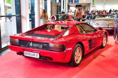 Friedrichshafen - Mayıs 2019: kırmızı Ferrari Testarossa F110 1989 coupe Motorworld Classics Bodensee Mayıs'ta 11, 2019 Friedrichshafen, Almanya