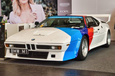 Friedrichshafen - Mayıs 2019: Beyaz kırmızı mavi spor Bmw M1 Procar Şampiyonası 1979 Coupe Motorworld Classics Bodensee Mayıs'ta 11, 2019 Friedrichshafen, Almanya