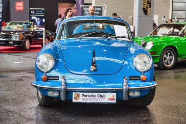 Friedrichshafen - Mayıs 2019: mavi Porsche 356 1948 coupe Motorworld Classics Bodensee Mayıs'ta 11, 2019 Friedrichshafen, Almanya