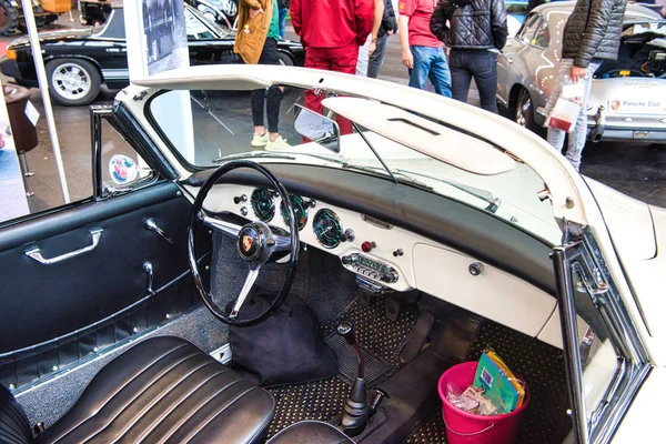 FRIEDRICHSHAFEN - MAIO 2019: interior em couro preto da PORSCHE 356 1948 cabrio na Motorworld Classics Bodensee em 11 de maio de 2019 em Friedrichshafen, Alemanha — Fotografia de Stock