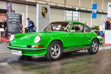 Friedrichshafen - Mayıs 2019: Yeşil Porsche 911 930 964 Carrera 4 1977 cabrio Motorworld Classics Bodensee Mayıs'ta 11, 2019 Friedrichshafen, Almanya