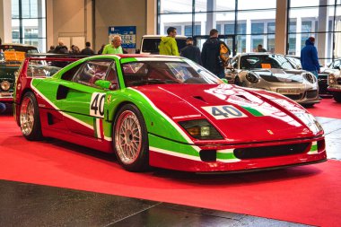 Friedrichshafen - Mayıs 2019: kırmızı yeşil Ferrari F40 1989 Motorworld Classics Bodensee Mayıs'ta 11, 2019 Friedrichshafen, Almanya