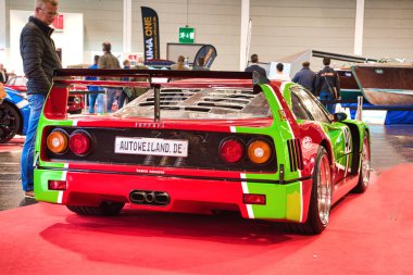Friedrichshafen - Mayıs 2019: kırmızı yeşil Ferrari F40 1989 Motorworld Classics Bodensee Mayıs'ta 11, 2019 Friedrichshafen, Almanya