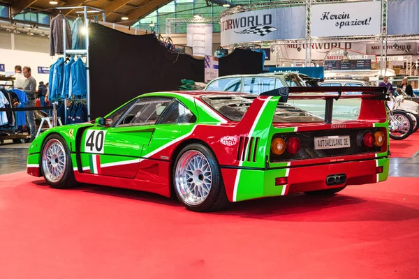 FRIEDRICHSHAFEN - MAYO 2019: rojo verde FERRARI F40 1989 en Motorworld Classics Bodensee el 11 de mayo de 2019 en Friedrichshafen, Alemania — Foto de Stock