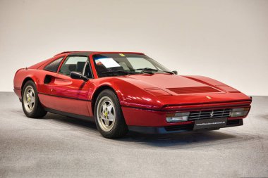 Friedrichshafen - Mayıs 2019: kırmızı Ferrari 328 Gts 1989 coupe Motorworld Classics Bodensee Mayıs'ta 11, 2019 Friedrichshafen, Almanya