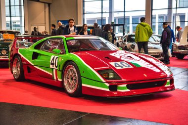Friedrichshafen - Mayıs 2019: kırmızı yeşil Ferrari F40 1989 Motorworld Classics Bodensee Mayıs'ta 11, 2019 Friedrichshafen, Almanya