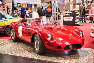 Friedrichshafen - Mayıs 2019: Kırmızı Maserati Mistral 300s Tribute R 1966 cabrio roadster Motorworld Classics Bodensee Mayıs'ta 11, 2019 Friedrichshafen, Almanya