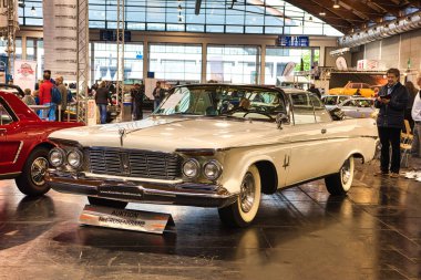 Friedrichshafen - Mayıs 2019: Beyaz Chrysler Imperial Crown 1963 cabrio Motorworld Classics Bodensee Mayıs'ta 11, 2019 Friedrichshafen, Almanya
