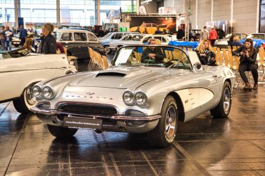 Friedrichshafen - Mayıs 2019: Gümüş Chevrolet Corvette C1 1961 cabrio Motorworld Classics Bodensee Mayıs'ta 11, 2019 Friedrichshafen, Almanya