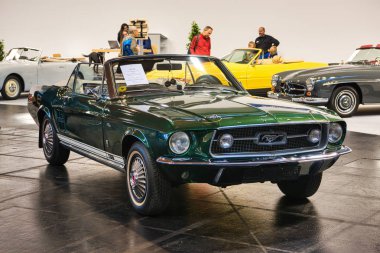 Friedrichshafen - Mayıs 2019: Zümrüt koyu yeşil Ford Mustang T5 Gt Rally 1966 Cabrio Motorworld Classics Bodensee Mayıs'ta 11, 2019 Friedrichshafen, Almanya