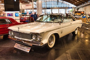 Friedrichshafen - Mayıs 2019: Beyaz Chrysler Imperial Crown 1963 cabrio Motorworld Classics Bodensee Mayıs'ta 11, 2019 Friedrichshafen, Almanya