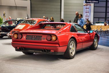 Friedrichshafen - Mayıs 2019: kırmızı Ferrari 328 Gts 1989 coupe Motorworld Classics Bodensee Mayıs'ta 11, 2019 Friedrichshafen, Almanya
