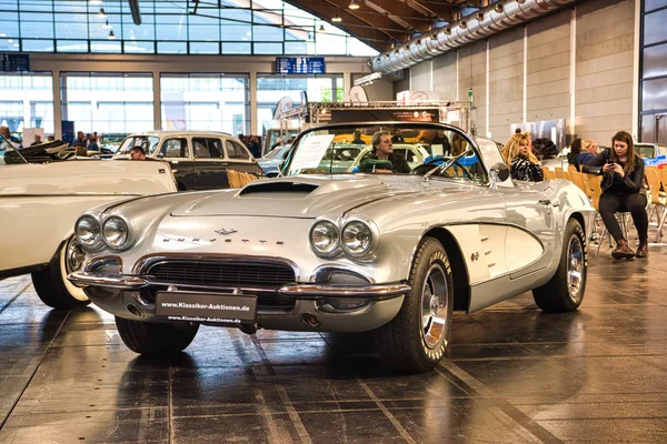 FRIEDRICHSHAFEN - MAYO 2019: Silver CHEVROLET CORVETTE C1 1961 cabrio at Motorworld Classics Bodensee on mayo 11, 2019 in Friedrichshafen, Germany — Foto de Stock