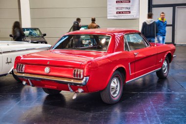 Friedrichshafen - Mayıs 2019: kırmızı Ford Mustang Coupe 1966 Motorworld Classics Bodensee Mayıs'ta 11, 2019 Friedrichshafen, Almanya