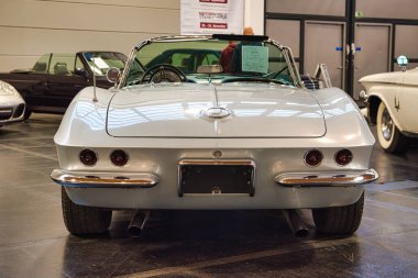 Friedrichshafen - Mayıs 2019: Gümüş Chevrolet Corvette C1 1961 cabrio Motorworld Classics Bodensee Mayıs'ta 11, 2019 Friedrichshafen, Almanya