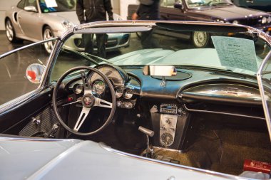 Friedrichshafen - Mayıs 2019: Gümüş Chevrolet Corvette C1 1961 cabrio iç Motorworld Classics Bodensee Mayıs'ta 11, 2019 Friedrichshafen, Almanya