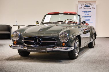 Friedrichshafen - Mayıs 2019: Gri gri Mercedes-Benz 190 Sl 1957 cabrio roadster Motorworld Classics Bodensee Mayıs'ta 11, 2019 Friedrichshafen, Almanya