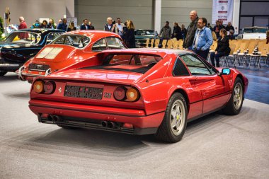 Friedrichshafen - Mayıs 2019: kırmızı Ferrari 328 Gts 1989 coupe Motorworld Classics Bodensee Mayıs'ta 11, 2019 Friedrichshafen, Almanya