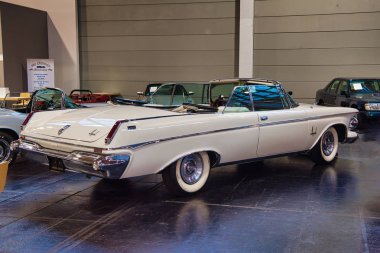 Friedrichshafen - Mayıs 2019: Beyaz Chrysler Imperial Crown 1963 cabrio Motorworld Classics Bodensee Mayıs'ta 11, 2019 Friedrichshafen, Almanya