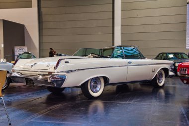 Friedrichshafen - Mayıs 2019: Beyaz Chrysler Imperial Crown 1963 cabrio Motorworld Classics Bodensee Mayıs'ta 11, 2019 Friedrichshafen, Almanya