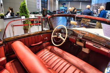 Friedrichshafen - Mayıs 2019: kırmızı iç Mercedes-Benz 220 S Ponton W187 1957 cabrio Motorworld Classics Bodensee Mayıs'ta 11, 2019 Friedrichshafen, Almanya