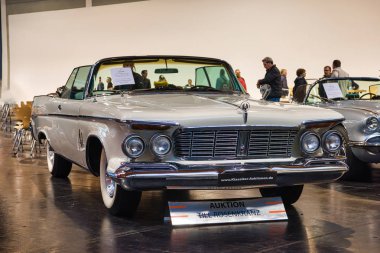 Friedrichshafen - Mayıs 2019: Beyaz Chrysler Imperial Crown 1963 cabrio Motorworld Classics Bodensee Mayıs'ta 11, 2019 Friedrichshafen, Almanya