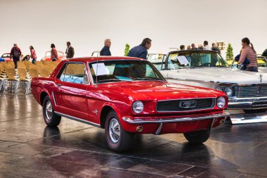 Friedrichshafen - Mayıs 2019: kırmızı Ford Mustang Coupe 1966 Motorworld Classics Bodensee Mayıs'ta 11, 2019 Friedrichshafen, Almanya