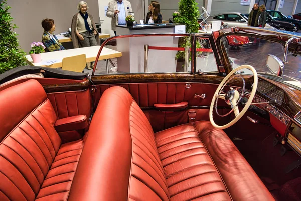FRIEDRICHSHAFEN - MAIO 2019: interior vermelho MERCEDES-BENZ 220 S PONTON W187 1957 cabrio at Motorworld Classics Bodensee on May 11, 2019 in Friedrichshafen, Alemanha — Fotografia de Stock