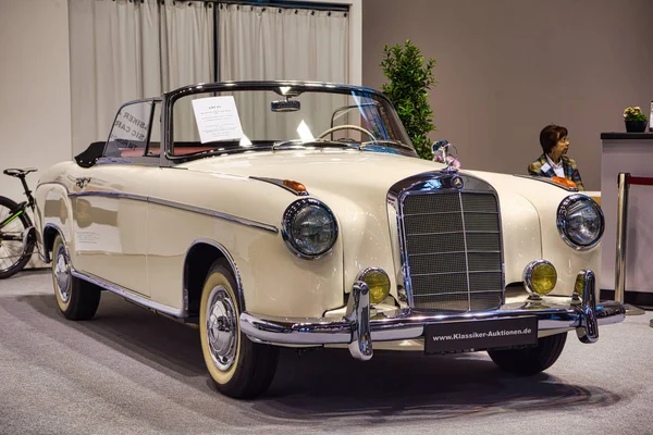 FRIEDRICHSHAFEN - MAIO 2019: marfim bege branco MERCEDES-BENZ 220 S PONTON W187 1957 cabrio no Motorworld Classics Bodensee em 11 de maio de 2019 em Friedrichshafen, Alemanha — Fotografia de Stock