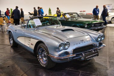 Friedrichshafen - Mayıs 2019: Gümüş Chevrolet Corvette C1 1961 cabrio Motorworld Classics Bodensee Mayıs'ta 11, 2019 Friedrichshafen, Almanya