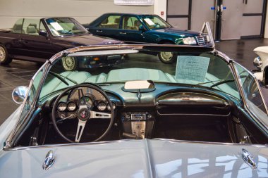 Friedrichshafen - Mayıs 2019: Gümüş Chevrolet Corvette C1 1961 cabrio iç Motorworld Classics Bodensee Mayıs'ta 11, 2019 Friedrichshafen, Almanya