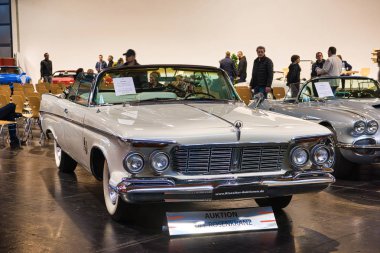 Friedrichshafen - Mayıs 2019: Beyaz Chrysler Imperial Crown 1963 cabrio Motorworld Classics Bodensee Mayıs'ta 11, 2019 Friedrichshafen, Almanya