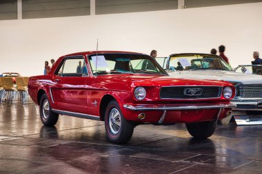 Friedrichshafen - Mayıs 2019: kırmızı Ford Mustang Coupe 1966 Motorworld Classics Bodensee Mayıs'ta 11, 2019 Friedrichshafen, Almanya