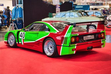 Friedrichshafen - Mayıs 2019: kırmızı yeşil Ferrari F40 1989 Motorworld Classics Bodensee Mayıs'ta 11, 2019 Friedrichshafen, Almanya