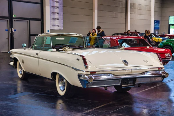 FRIEDRICHSHAFEN - MAIO 2019: CRÉDITO branco CROWN IMPERIAL 1963 cabrio no Motorworld Classics Bodensee em 11 de maio de 2019 em Friedrichshafen, Alemanha — Fotografia de Stock