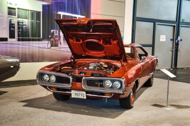 Friedrichshafen - Mayıs 2019: kırmızı turuncu Dodge Super Bee 1970 Motorworld Classics Bodensee Mayıs'ta 11, 2019 Friedrichshafen, Almanya