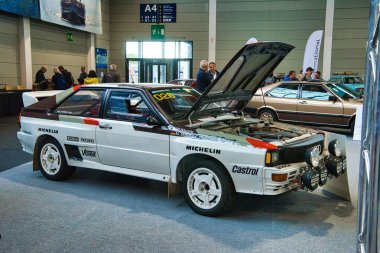 Friedrichshafen - Mayıs 2019: Beyaz Audi Quattro A1 Type 81 85 1980 sedan Motorworld Classics Bodensee Mayıs'ta 11, 2019 Friedrichshafen, Almanya