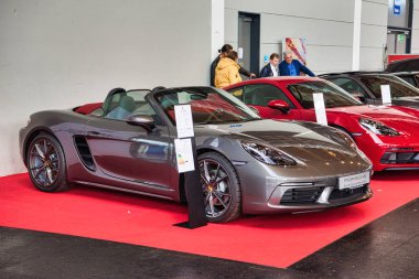 Friedrichshafen - Mayıs 2019: Gümüş gri Porsche 718 Boxster cabrio Motorworld Classics Bodensee Mayıs'ta 11, 2019 Friedrichshafen, Almanya