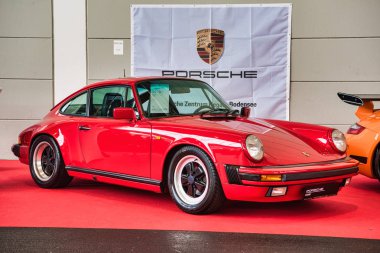 Friedrichshafen - Mayıs 2019: kırmızı Porsche 911 930 Carrera 1977 cabrio Motorworld Classics Bodensee Mayıs'ta 11, 2019 Friedrichshafen, Almanya
