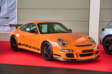 Friedrichshafen - Mayıs 2019: Turuncu Porsche 911 997 Gt3 Rs 2006 turbo coupe Motorworld Classics Bodensee Mayıs'ta 11, 2019 Friedrichshafen, Almanya