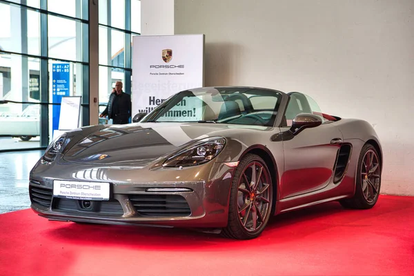 FRIEDRICHSHAFEN - MAIO 2019: cinza prateado PORSCHE 718 BOXSTER cabrio no Motorworld Classics Bodensee em 11 de maio de 2019 em Friedrichshafen, Alemanha — Fotografia de Stock