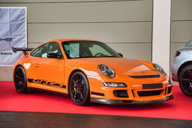 Friedrichshafen - Mayıs 2019: Turuncu Porsche 911 997 Gt3 Rs 2006 turbo coupe Motorworld Classics Bodensee Mayıs'ta 11, 2019 Friedrichshafen, Almanya