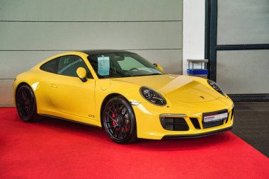 Friedrichshafen - Mayıs 2019: sarı Porsche 911 991 Carrera Gts coupe 2014 Mayıs'ta Motorworld Classics Bodensee'de 11 Mayıs 2019 Friedrichshafen, Almanya