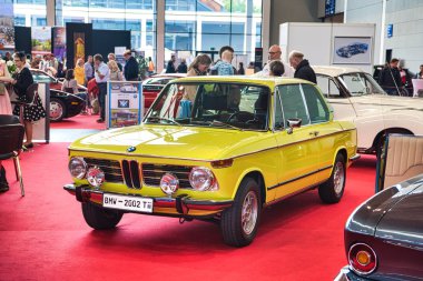 Friedrichshafen - Mayıs 2019: açık sarı limon Bmw 2002 Tii 2000 Yeni Sınıf sedan Motorworld Classics Bodensee Mayıs'ta 11, 2019 Friedrichshafen, Almanya