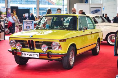 Friedrichshafen - Mayıs 2019: açık sarı limon Bmw 2002 Tii 2000 Yeni Sınıf sedan Motorworld Classics Bodensee Mayıs'ta 11, 2019 Friedrichshafen, Almanya