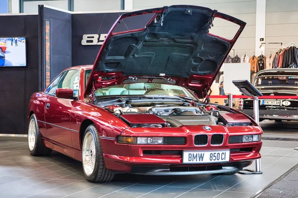 FRIEDRICHSHAFEN - MAYO 2019: BMW rojo 8 850 CI E31 1990 en Motorworld Classics Bodensee el 11 de mayo de 2019 en Friedrichshafen, Alemania — Foto de Stock