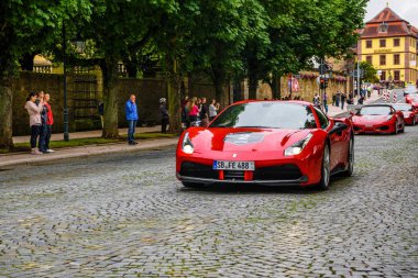 Almanya, Fulda - Jul 2019: kırmızı Ferrari 488 coupe Type F142m, İtalyan otomobil üreticisi Ferrari tarafından üretilen orta motorlu spor otomobil. Araba önemli bir dış ile 458 için bir güncelleme
